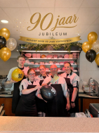 jubileum aanbiedingen 90 jaar - 90 jaar jubileum pakket: 350 gram kipfilet/4 saucijzen/4 rollade schijf/4 gekruide gehaktbal/300 gram biefstukreepjes/4 speklap/stukje griilworst/stukjeleverworst